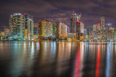 Miami şehir merkezinde. Miami. Yansıma. Gökdelenler
