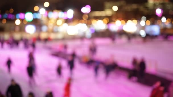 Gente para patinar en el parque — Vídeos de Stock