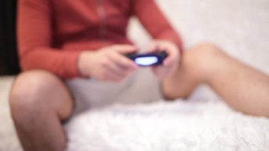 İnsanların elinde video oyun konsolunda oynamak bir denetleyicisi ile.