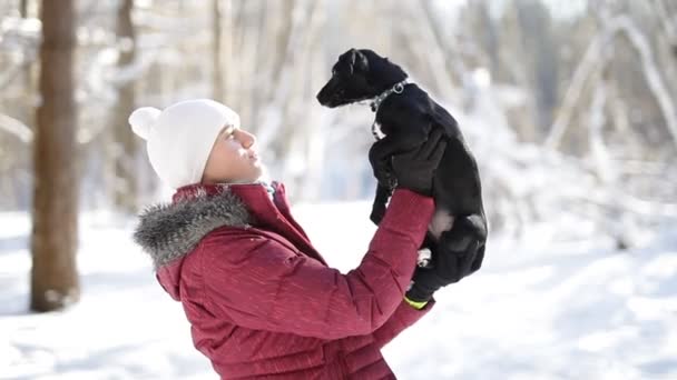 Tânăra fată în parc de iarnă — Videoclip de stoc