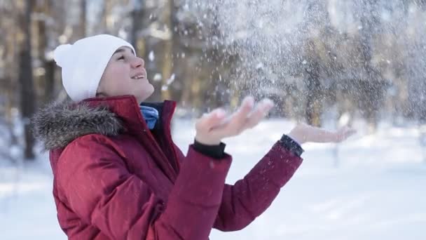 Молода дівчина в зимовому парку — стокове відео