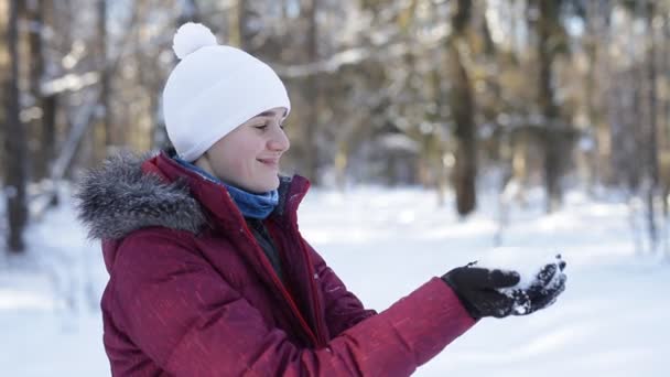 Mladá dívka v zimě parku — Stock video