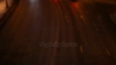 Gece yola. Araba farları ışık. 