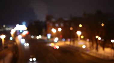 Gece yola. Araba farları ışık. 