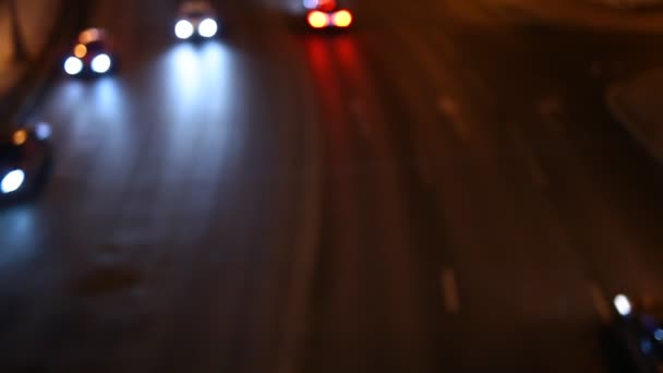 Gece yola. Araba farları ışık. — Stok video