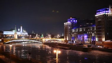 Gece Moskova Nehri, Kremlin ve büyük taş köprü görünümünü. Moscow, Rusya Federasyonu
