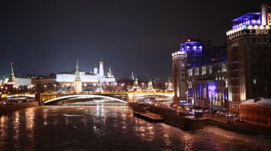 Gece Moskova Nehri, Kremlin ve büyük taş köprü görünümünü. Moscow, Rusya Federasyonu