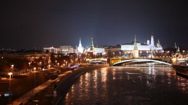 Gece Moskova Nehri, Kremlin ve büyük taş köprü görünümünü. Moscow, Rusya Federasyonu