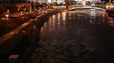 Gece Moskova Nehri, Kremlin ve büyük taş köprü görünümünü. Moscow, Rusya Federasyonu