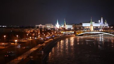 Gece Moskova Nehri, Kremlin ve büyük taş köprü görünümünü. Moscow, Rusya Federasyonu
