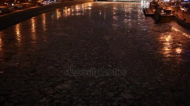 Gece Moskova Nehri, Kremlin ve büyük taş köprü görünümünü. Moscow, Rusya Federasyonu