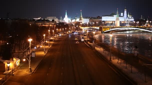 Nachtansicht des Moskauer Flusses, Kreml und der großen Steinbrücke. Moskau, Russland — Stockvideo
