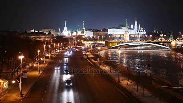 Gece Moskova Nehri, Kremlin ve büyük taş köprü görünümünü. Moscow, Rusya Federasyonu — Stok video