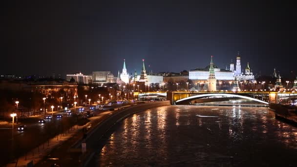 Gece Moskova Nehri, Kremlin ve büyük taş köprü görünümünü. Moscow, Rusya Federasyonu — Stok video