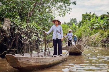Asyalı kadınlar float Nehri üzerinde geleneksel gondol aşağı.