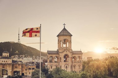 Kilise ve güzel gün batımı.