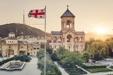 Kilise ve güzel gün batımı.