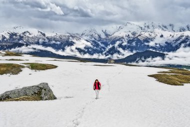 Bir kız Gezgin yokuş yukarı yürür.