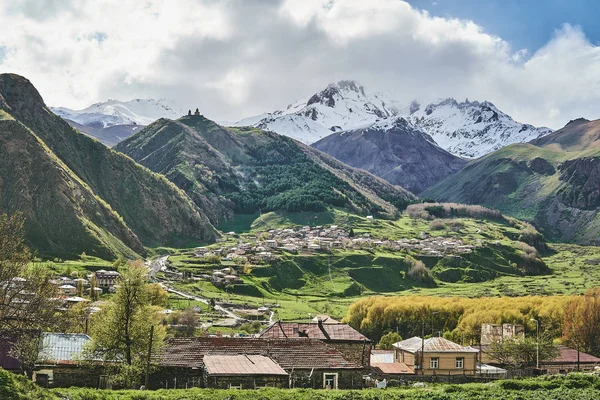 Un bellissimo paesaggio montano in Georgia . — Foto Stock