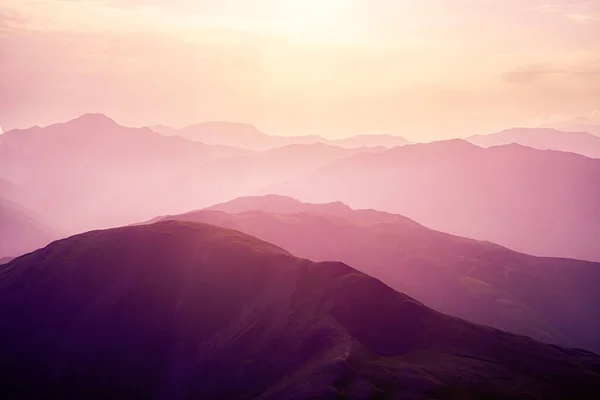 Dağlarda pembe gün batımı.