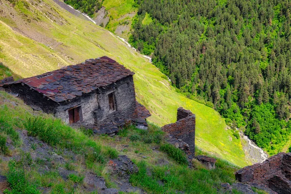 Antiga casa de pedra nacional nas Montanhas do Cáucaso, Geórgia . — Fotografia de Stock