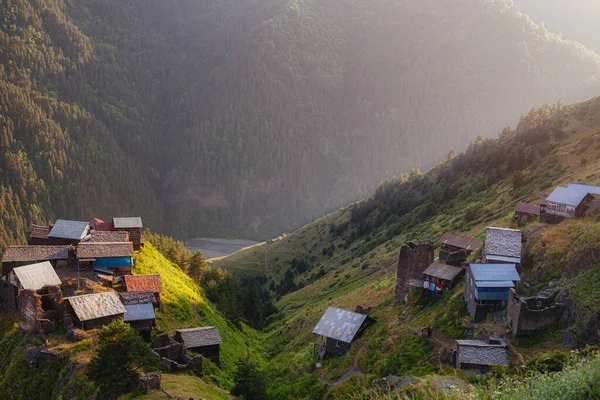 Uma pequena aldeia georgiana tradicional no alto das montanhas do Cáucaso. Casas de pedra, ruínas . — Fotografia de Stock