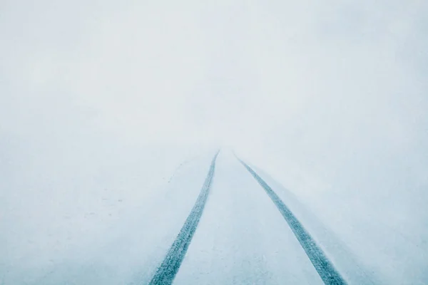 Fuertes nevadas. Carretera nevada, mala visibilidad . — Foto de Stock