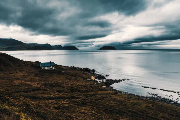 Uma pequena cabana de pesca à beira-mar. Nuvens grossas baixas, humor sombrio . — Fotografia de Stock