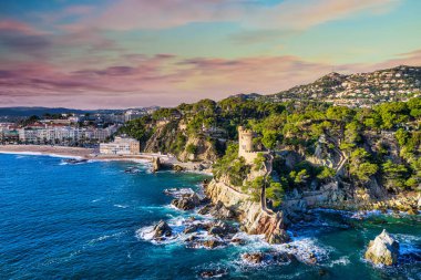 Costa Brava 'da yer alan İspanyol tatil beldesi Lloret de Mar Katalonya' nın bir kıyı bölgesidir. Hava görüntüsü. Sant Joan Kalesi, deniz, gün batımı.