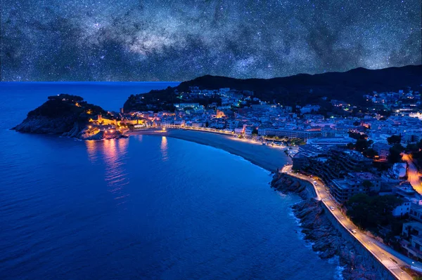 A cidade espanhola de Tossa de Mar, localizada na Costa Brava, é uma região costeira da Catalunha. Foto aérea da noite com um céu estrelado . — Fotografia de Stock