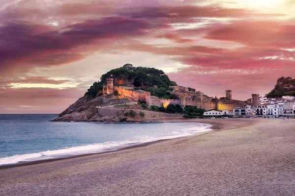 A cidade espanhola de Tossa de Mar, localizada na Costa Brava, é uma região costeira da Catalunha. Céu de pôr do sol bonito, um forte de precipício antigo, praia arenosa e o Mar Mediterrâneo . — Fotografia de Stock