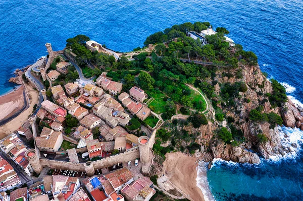 A cidade espanhola de Tossa de Mar, localizada na Costa Brava, é uma região costeira da Catalunha. Vista aérea. Cidade velha. Mar Mediterrâneo — Fotografia de Stock