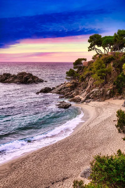 Vista mar. Fundo da natureza. Praia do mar azul com montanhas rochosas e água limpa à noite. Céu do pôr-do-sol. Árvores tropicais . — Fotografia de Stock