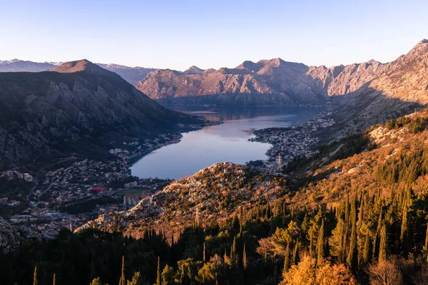 Karadağ 'ın dağından Kotor Körfezi manzarası