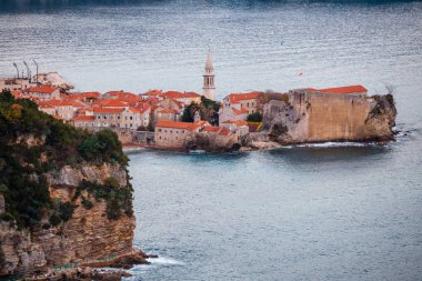 Dağdaki eski Budva kasabası