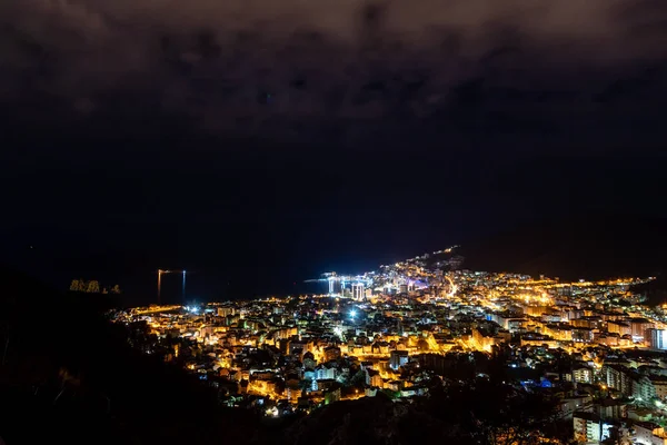 Geceleyin Budva. Karadağ