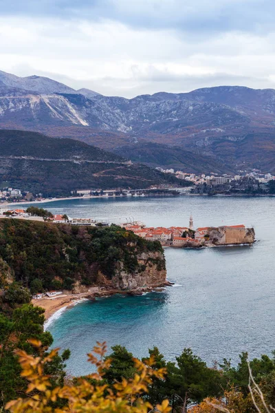 Dağdaki eski Budva kasabası