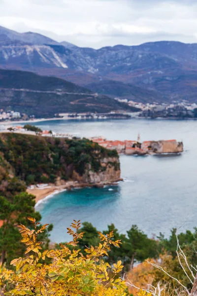 Dağdaki eski Budva kasabası