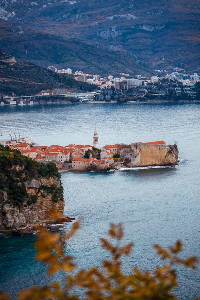 Dağdaki eski Budva kasabası