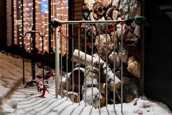 Bir yığın odun ve noel eşyası.