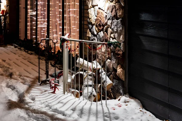 Bir yığın odun ve noel eşyası.