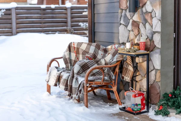 Evin verandasında Noel süsleri var.