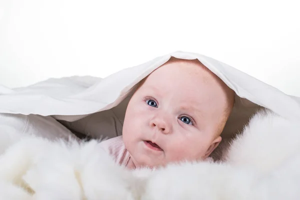 Retrato de um bebê rastejando na cama — Fotografia de Stock