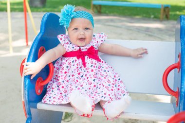 Mutlu küçük kız salıncakta