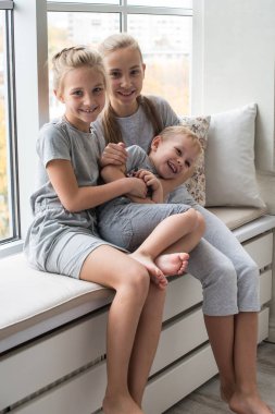 Yüksek açılı görünüş tek başına varlık ev tatlı mutlu beyaz çocuk kardeşler kız ve evde, etiket oynayan çocuk birbirlerine ışık geniş oturma odasında peşinde. Çocukluk, neşe, eğlence ve mutluluk