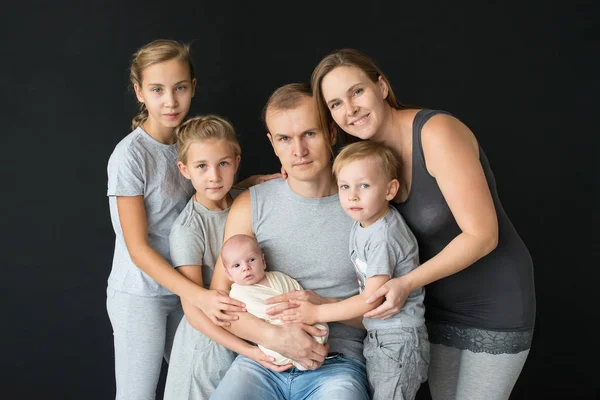 Retrato Una Familia Feliz Cuatro Miembros — Foto de Stock