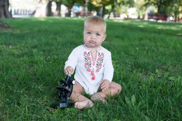 Student meisje met Microscoop - werken buiten in de natuur — Stockfoto