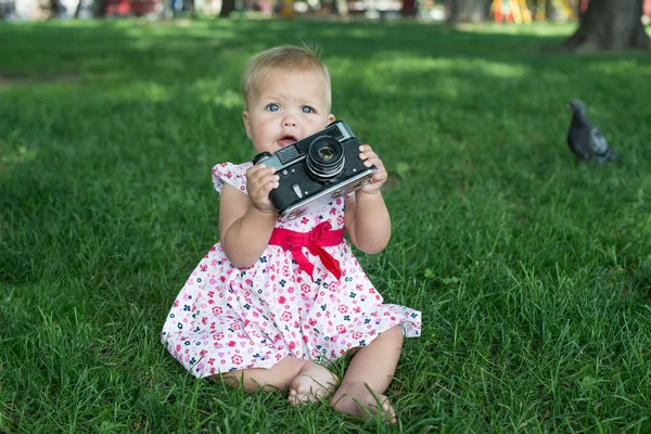 Parkta bir fotoğraf makinesi ile fotoğraf çeker kız — Stok fotoğraf