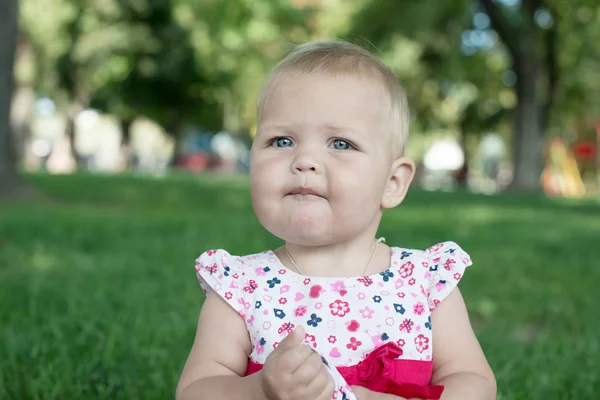 Malá holčička dýchá čerstvý vzduch v parku. — Stock fotografie