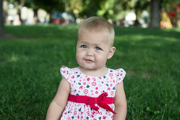 Lilla flickan andas den friska luften i parken. — Stockfoto